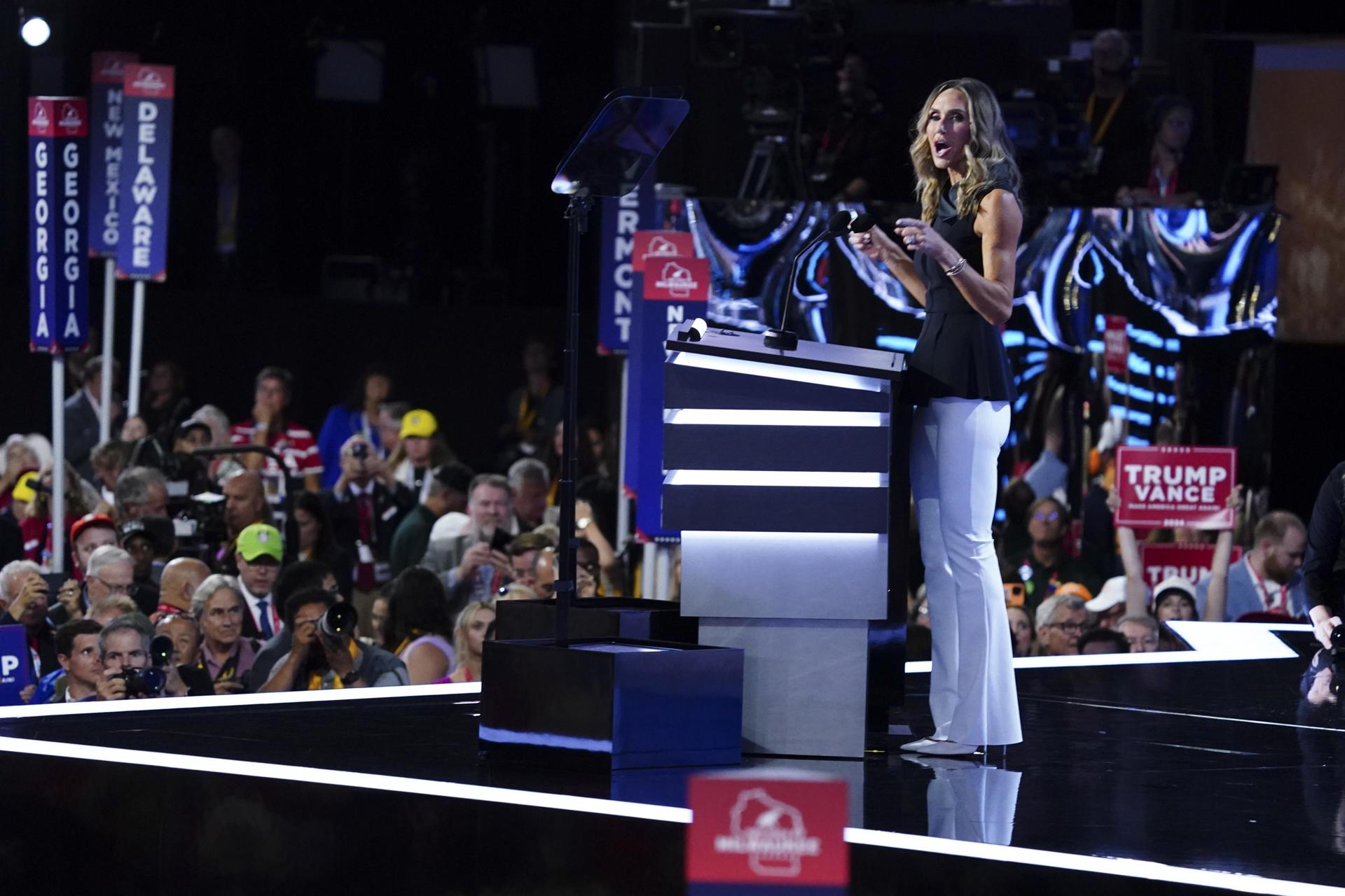 Lara Trump, presidenta del Comité Nacional Republicano y nuera del candidato presidencial de ese partido, el expresidente Donald J. Trump, habla durante el segundo día de la Convención Nacional Republicana (RNC) en el Foro Fiserv en Milwaukee, Wisconsin (EE.UU.), este 16 julio de 2024. EFE/EPA/Shawn Thew
