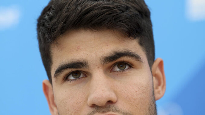 El tenista Carlos Alcaraz participa en la rueda de prensa convocada por los integrantes del equipo olímpico español de tenis de cara a su participación en los Juegos Olímpicos de París 2024, en la capital francesa. EFE/ Sashenka Gutiérrez
