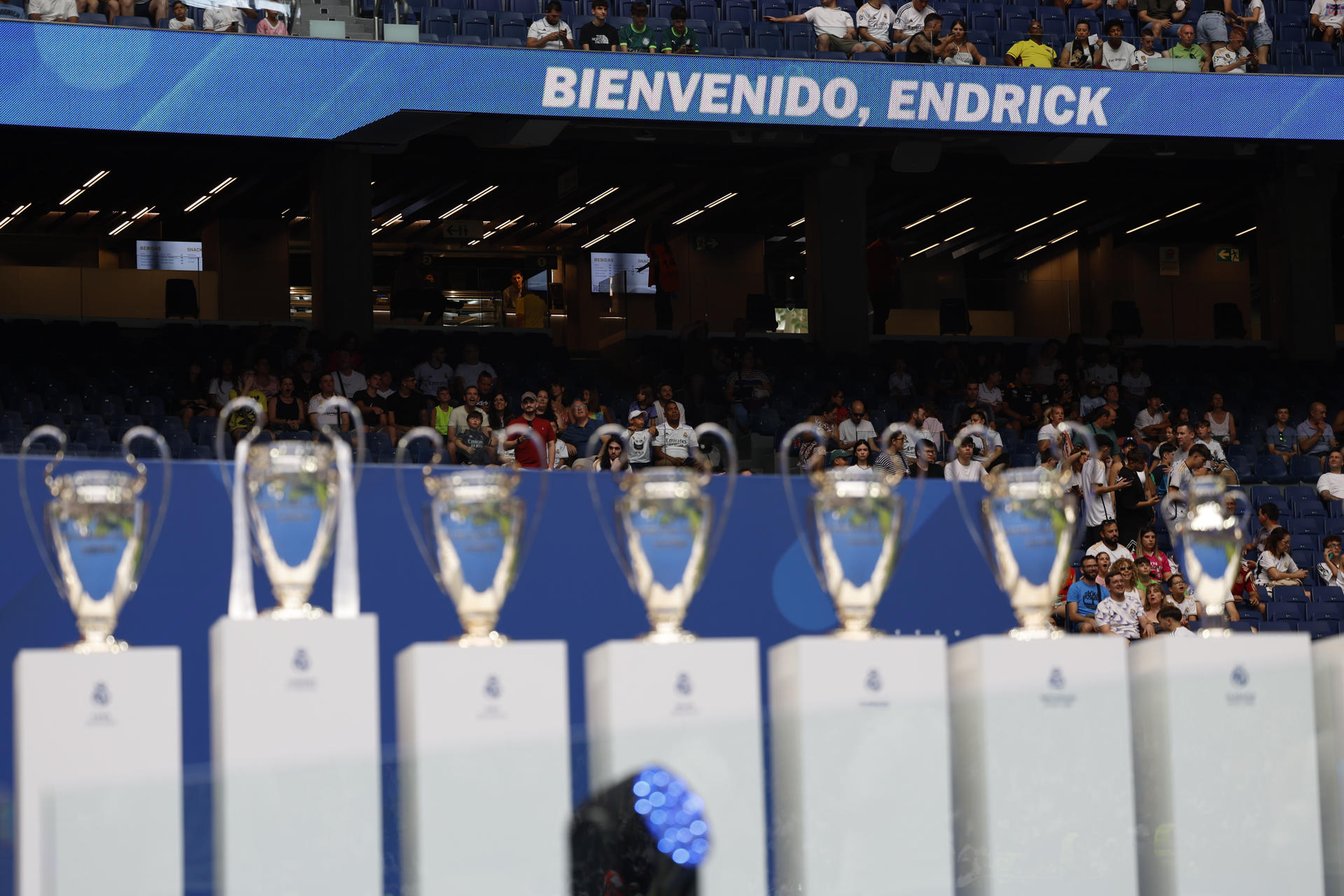 Vista de varios de los trofeos de la Liga de Campeones durante la presentación del delantero brasileño Endrick como nuevo jugador del Real Madrid, en el estadio Santiago Bernabéu. EFE/ Mariscal
