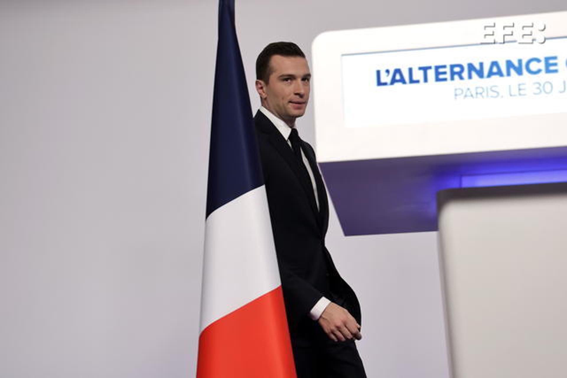 El líder ultraderechista francés Jordan Bardella comparece ante los medios de comunicación tras su victoria en la primera vuelta de las elecciones legislativas este domingo en Francia. EFE/EPA/Christophe Petit Tesson
