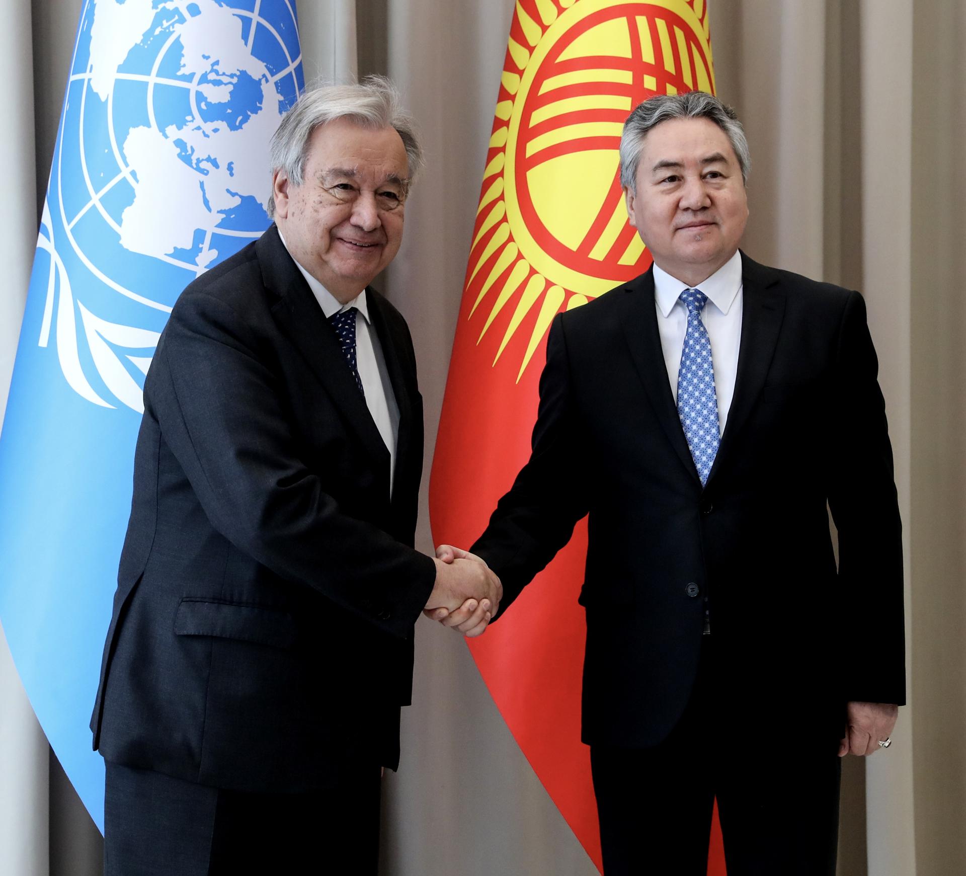 El secretario general de la ONU, Antonio Guterres (I), ly el ministro de Asuntos Exteriores de Kirguistán, Jeenbek Kulubaev (D). EFE/EPA/IGOR KOVALENKO
