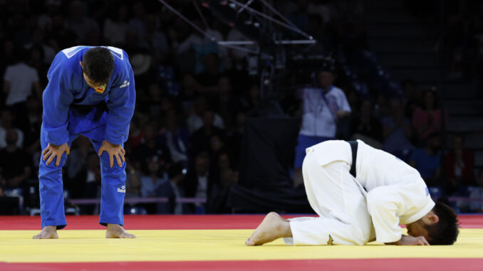 El judoca español Francisco Garrigos (azul) compite ante el kazajo Yeldos Smetov durante la semifinal de la tabla A de Judo -60 kg Masculino de los Juegos Olímpicos de París 2024 este sábado, en la capital francesa. EFE/ Chema Moya
