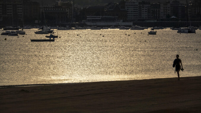 Vista de la playa de Ondarreta de San Sebastián a primera hora de este lunes. EFE/Javier Etxezarreta
