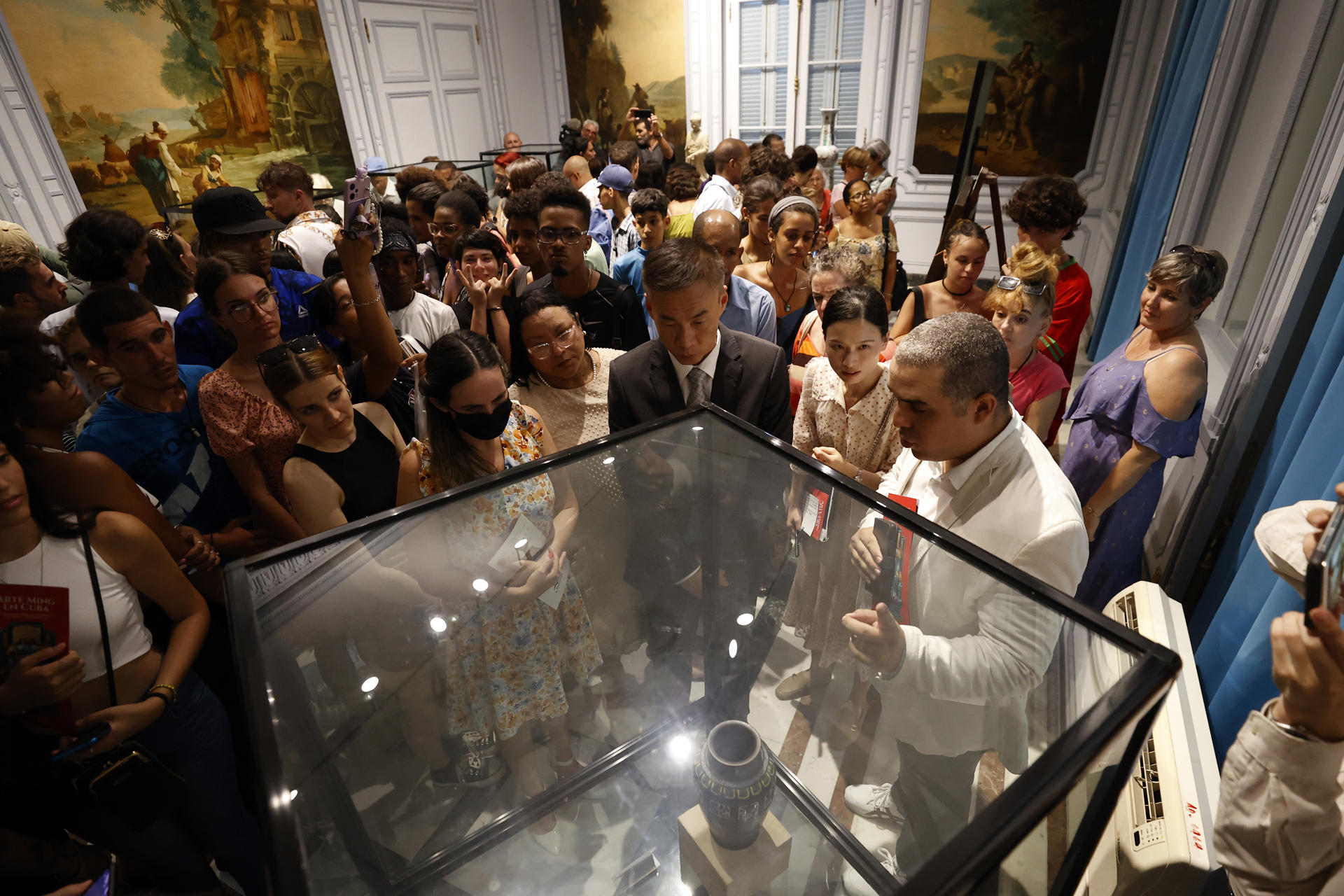 El embajador de China en Cuba, Hua Xin (c), asiste a la inauguración de la exposición Arte Ming este miércoles, en La Habana (Cuba). Una muestra del milenario arte chino de la dinastía Ming (1368-1644) fue inaugurada en el Museo Nacional de Artes Decorativas (MNAD) de La Habana, para celebrar este miércoles el 60 aniversario de esa institución cultural. EFE/ Ernesto Mastrascusa
