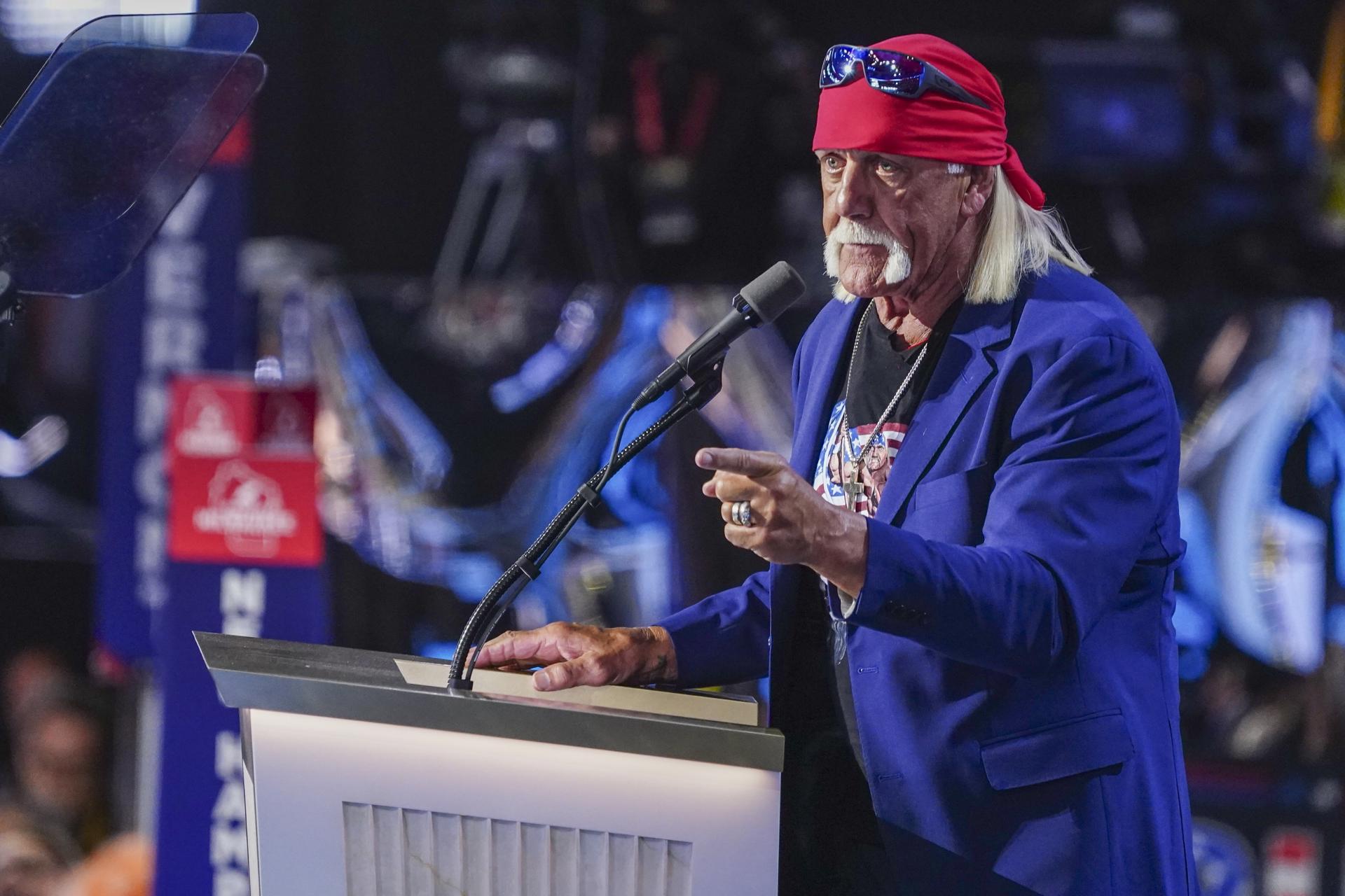 La superestrella de lucha libre Hulk Hogan habla durante la Convención Nacional Republicana de Milwaukee, Wisconsin (EE.UU.). EFE/EPA/SHAWN THEW
