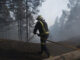 Fotografía de archivo de un bombero en la extinción de un incendio forestal. EFE/Ramón de la Rocha