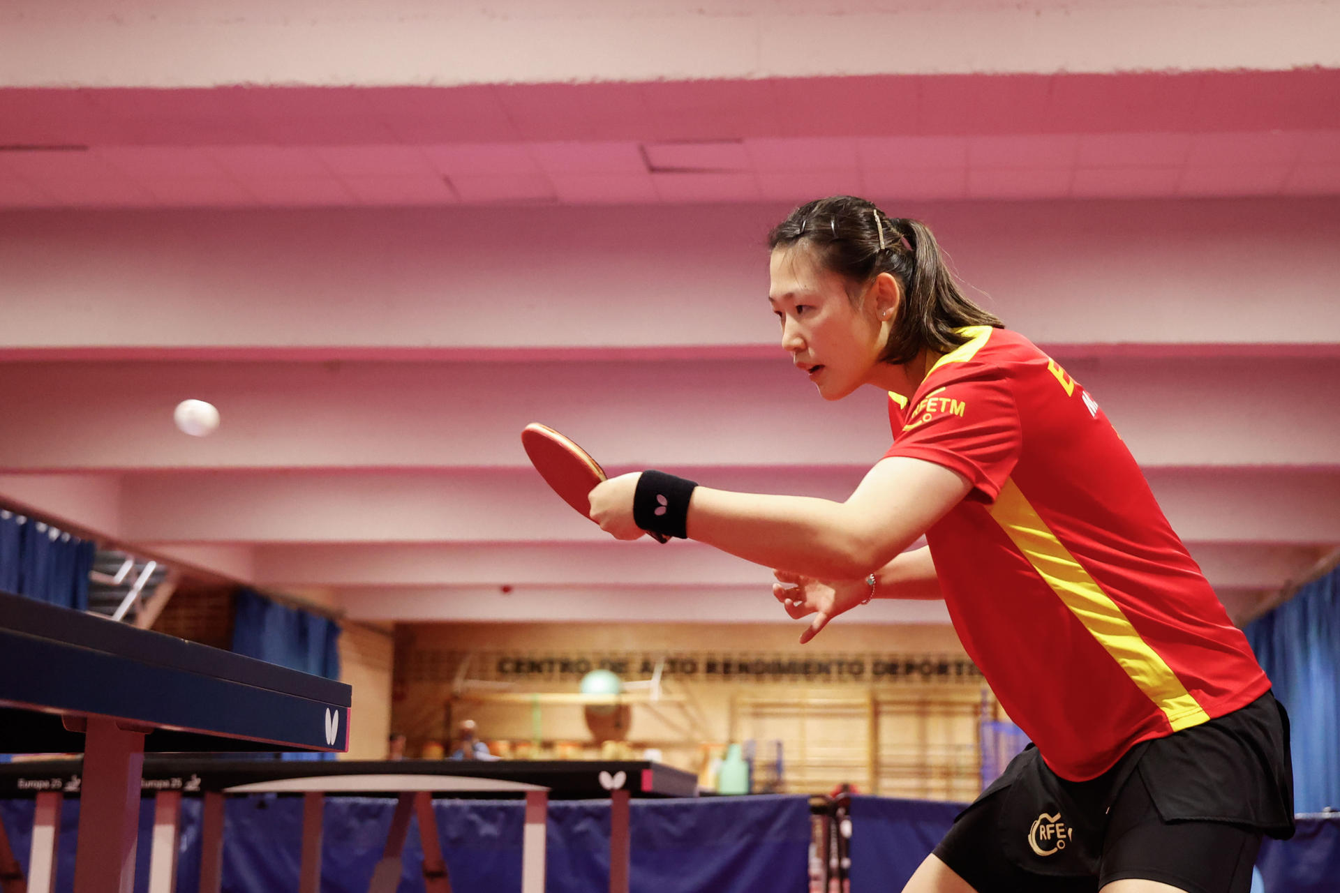 Álvaro Robles y María Xiao (imagen) están dispuestos a dar a España su primera medalla olímpica en tenis de mesa, en la modalidad de dobles mixtos. Aunque también están ambos clasificados en la modalidad individual, sus aspiraciones de podio en París se centran en el dobles y clasificarse fue ya un éxito porque solo participarán 16 parejas. EFE/LUCÍA GOÑI
