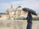 Un turista pasea por el Puente Romano con la Mezquita-Catedral de Córdoba al fondo, en una imagen de archivo. EFE/Salas