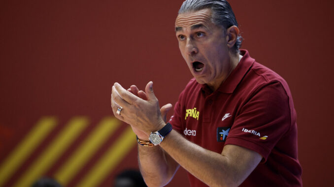 El entrenador de la selección española de baloncesto, Sergio Scariolo, reacciona durante el partido del torneo preolímpico que disputan contra Angola este miércoles en el pabellón Fuente San Luis. EFE/Biel Aliño
