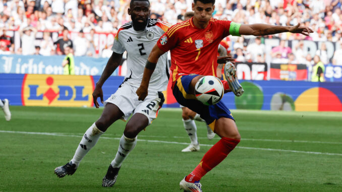 El delantero de España Álvaro Morata (d), durante el partido de cuartos de final de la Eurocopa entre España y Alemania, en Stuttgart. EFE/ JJ Guillén
