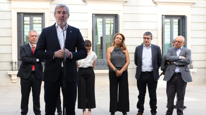 El presidente de Canarias, Fernando Clavijo, hace una declaración en presencia de la ministra de Juventud e Infancia, Sira Rego (3i), el titular de Política Territorial, Ángel Víctor Torres (i), la portavoz de Coalición Canaria, Cristina Valido (3d), el portavoz del PSOE, Patxi López (2d), el diputado socialista Rafael Simancas (d), en el marco del registro de la proposición de ley para la modificación de la ley de extranjería para garantizar la acogida solidaria de menores migrantes no acompañados por las comunidades autónomas este lunes, en el Congreso de los Diputados. EFE/ Kiko Huesca
