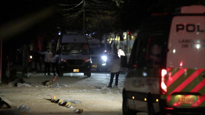 Fotografía de la zona donde miembros de la Policía antiexplosivos detonaron de manera controlada una maleta cargada este 19 de julio de 2024 en Bogotá, que iba dirigida contra un excombatiente de la guerrilla de las FARC. EFE/ Carlos Ortega
