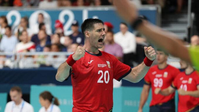 El español Abel Serdio celebra con sus compañeros de la selección española de balonmano al finalizar el partido de balonmano entre España y Eslovenia en la fase preliminar de los Juegos Olímpicos París 2024, en París, Francia. EFE/ Miguel Gutiérrez
