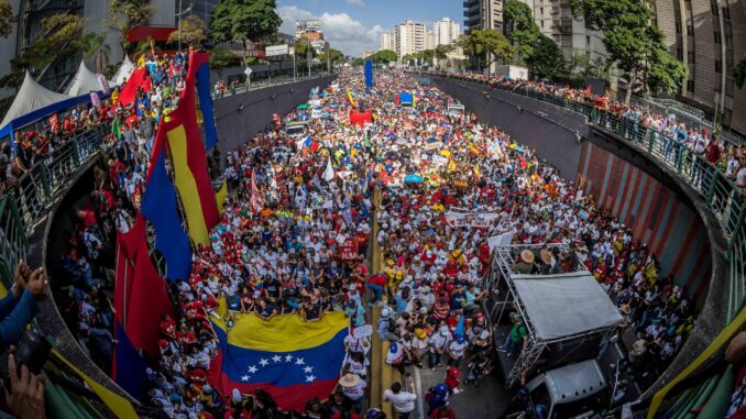 Seguidores del presidente y candidato a la reelección Nicolás Maduro participan en un acto de campaña este jueves, en Caracas (Venezuela). EFE/ Miguel Gutiérrez
