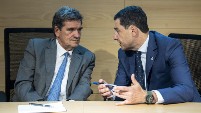 El ministro para la Transformación Digital y de la Función Pública, José Luis Escrivá (i), y el presidente de la Junta de Andalucía, Juanma Moreno (d), participan en el acto de la firma del acuerdo de colaboración para la implantación del centro IMEC en Málaga Tech Park este martes, en la ciudad andaluza. EFE/ Daniel Pérez
