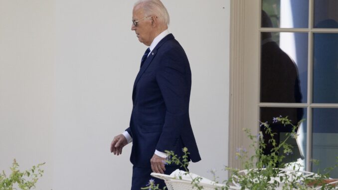 El presidente estadounidense, Joe Biden, camina fuera del ala oeste para salir del jardín sur de la Casa Blanca por Marine One, en Washington, DC, EE. UU., el 15 de julio de 2024. EFE/EPA/Michael Reynolds
