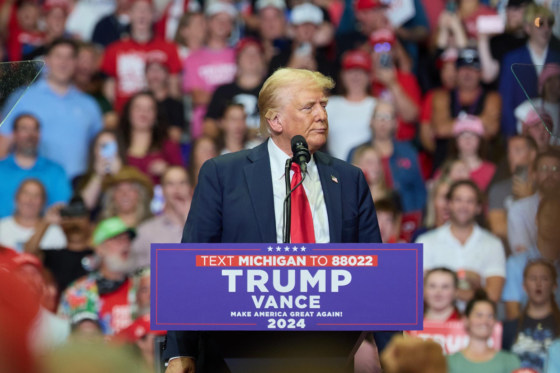 El candidato presidencial republicano Donald Trump habla en su primera manifestación conjunta con el candidato republicano a la vicepresidencia, el senador JD Vance, en Michigan, EE.UU. EFE/Allison Dinner
