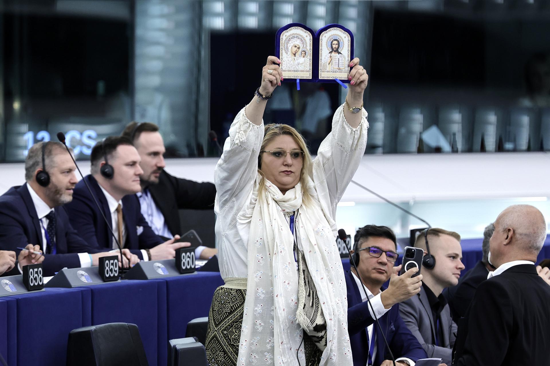 La eurodiputada ultraderechista rumana Diana Șoșoacă sostiene imágenes religiosas durante la sesión plenaria del Parlamento Europeo en Estrasburgo, Francia, el 18 de julio de 2024. EFE/EPA/RONALD WITTEK
