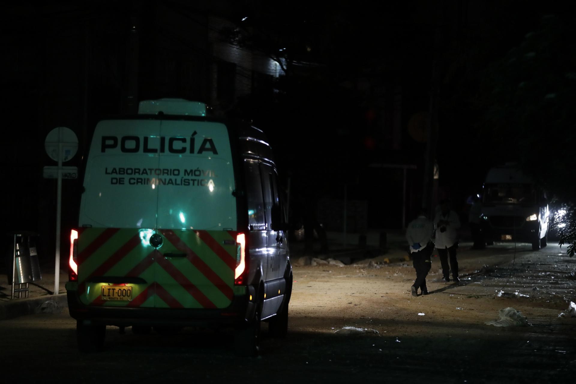 Fotografía de la zona donde miembros de la Policía antiexplosivos detonaron de manera controlada una maleta cargada este 19 de julio de 2024 en Bogotá, que iba dirigida contra un excombatiente de la guerrilla de las FARC. EFE/ Carlos Ortega
