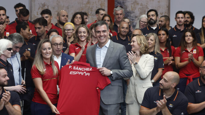 El presidente del Gobierno, Pedro Sánchez recibe una camiseta de manos de la deportista fátima Gálvez durante  la recepción a los equipos olímpico y paralímpico participantes en los Juegos Olímpicos y Paralímpicos de París 2024, en el Complejo de la Moncloa. EFE/ Sergio Perez
