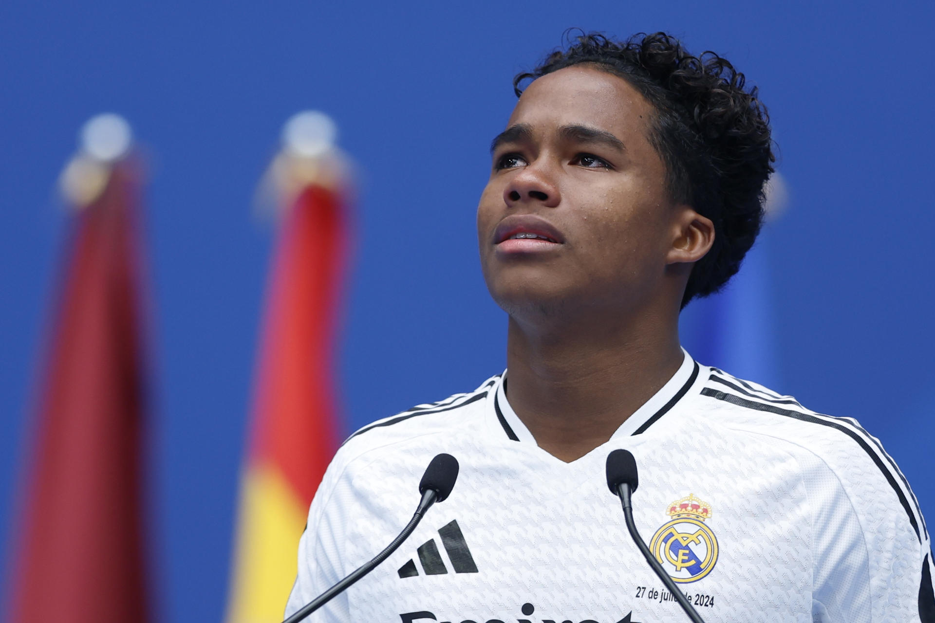 El delantero brasileño Endrick durante su presentación como nuevo jugador del Real Madrid, en el estadio Santiago Bernabéu. EFE/ Mariscal
