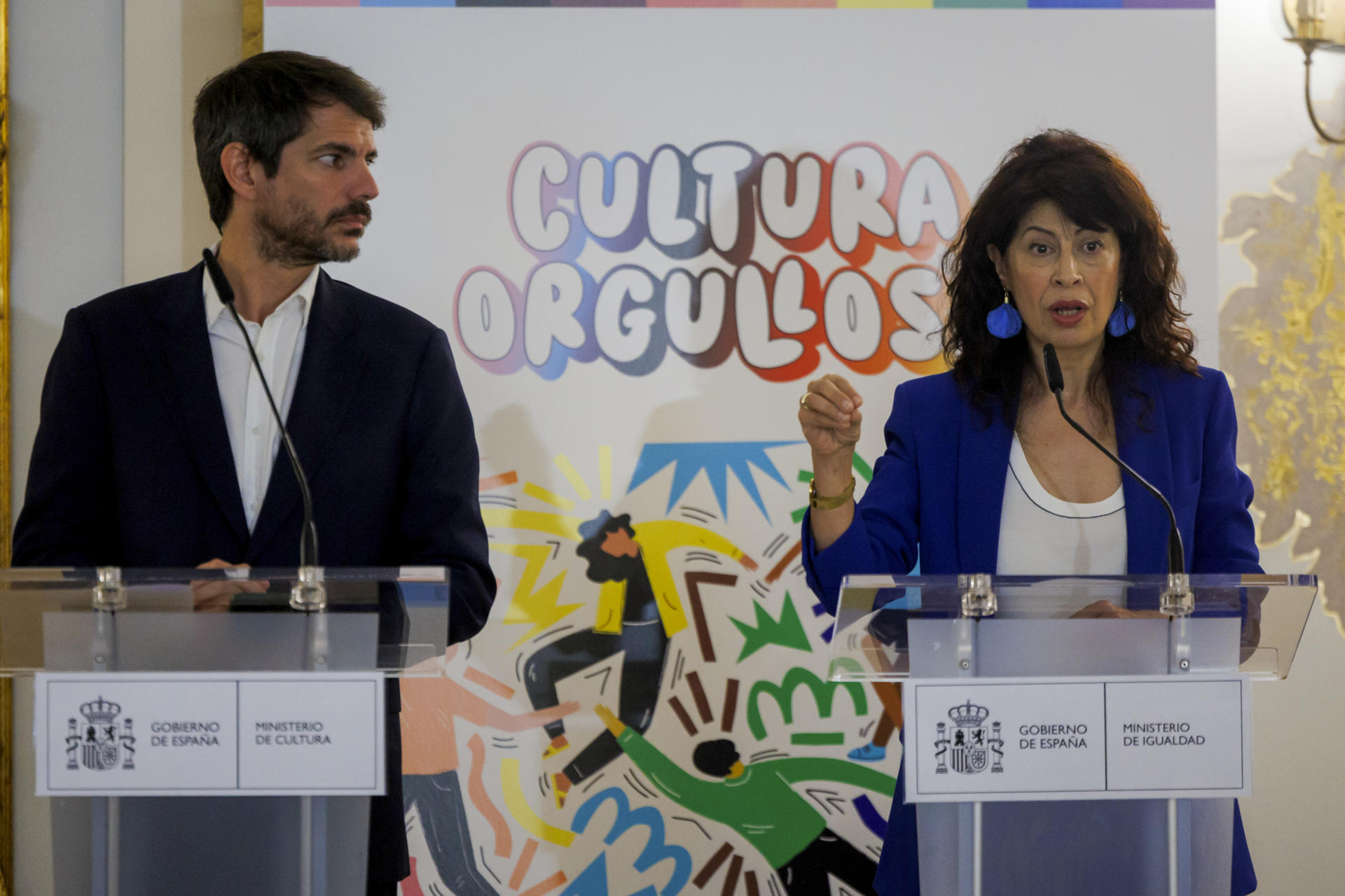 El ministro de Cultura, Ernest Urtasun (i), y la ministra de Igualdad, Ana Redondo, presentan el programa Cultura Orgullosa este miércoles, en el Museo del Romanticismo de Madrid. EFE/ Sergio Pérez
