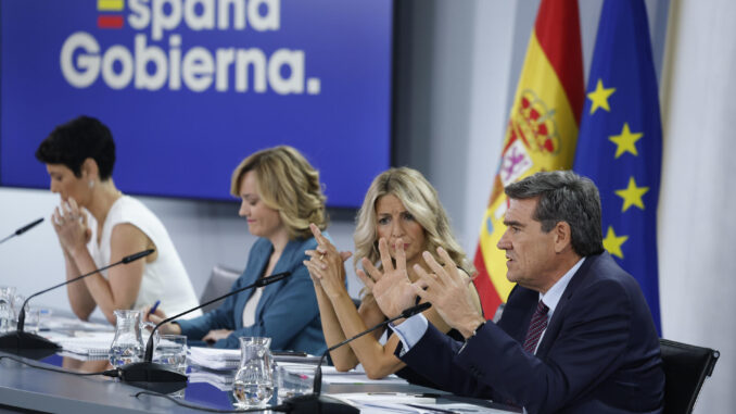 La ministra portavoz, Pilar Alegría, la vicepresidenta segunda y ministra de Trabajo y Economía Social, Yolanda Díaz, la ministra de Inclusión, Seguridad Social y Migraciones, Elma Saiz, y el ministro para la Transformación Digital y de la Función Pública, José Luis Escrivá, durante la rueda de prensa posterior al Consejo de Ministros.-EFE/ Mariscal
