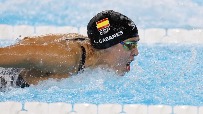 La joven nadadora española Laura Cabanes en su serie de los 100 mariposa. EFE/EPA/FRANCK ROBICHON
