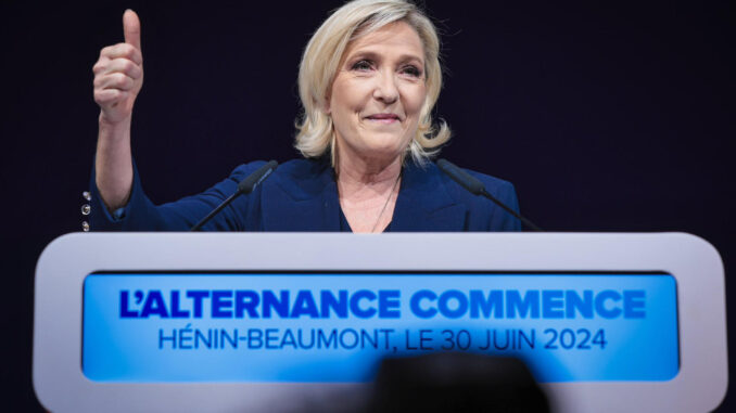 Fotografía tomada de la cuenta oficial de Marine Le Pen X (@MLP_officiel) donde se observa a la candidata por el partido Agrupación Nacional reaccionando al término del final de la jornada de las elecciones francesas. EFE/ Cuenta Oficial Marine Le Pen En X
