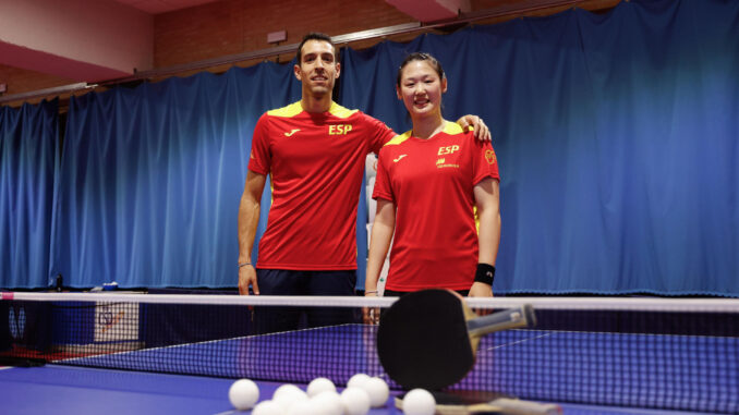 Álvaro Robles y María Xiao están dispuestos a dar a España su primera medalla olímpica en tenis de mesa, en la modalidad de dobles mixtos. Aunque también están ambos clasificados en la modalidad individual, sus aspiraciones de podio en París se centran en el dobles y clasificarse fue ya un éxito porque solo participarán 16 parejas. EFE/LUCÍA GOÑI
