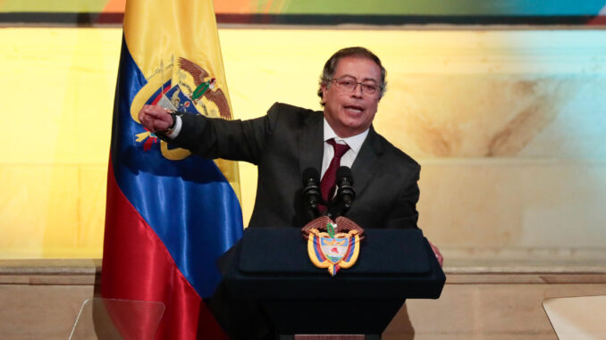 El presidente de Colombia, Gustavo Petro, hace su intervención durante la instalación de las sesiones ordinarias del Congreso este sábado, en Bogotá (Colombia). EFE/Carlos Ortega
