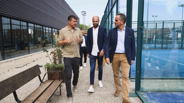 El Ayuntamiento de Móstoles firma el contrato para modernizar el complejo deportivo de Parque Coimbra