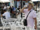 Un hombre bebe agua esta mañana en Madrid, donde las temperaturas permanecen altas. EFE/ Mariscal