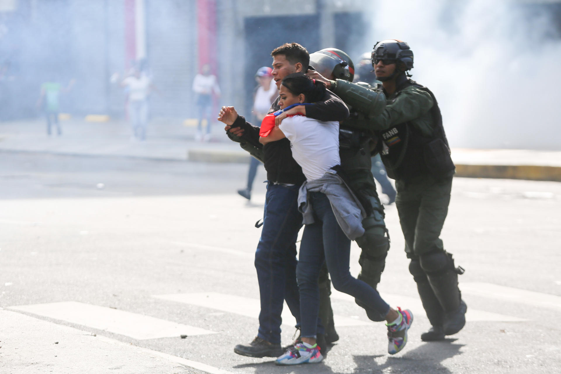 Integrantes de la Guardia Nacional Bolivariana (GNB) detienen a unas personas este 29 de julio de 2024, durante una protesta contra los resultados dados por el Consejo Nacional Electoral (CNE) de las elecciones presidenciales, que dan como ganador al presidente Nicolás Maduro, en Caracas (Venezuela). EFE/ Manuel Díaz
