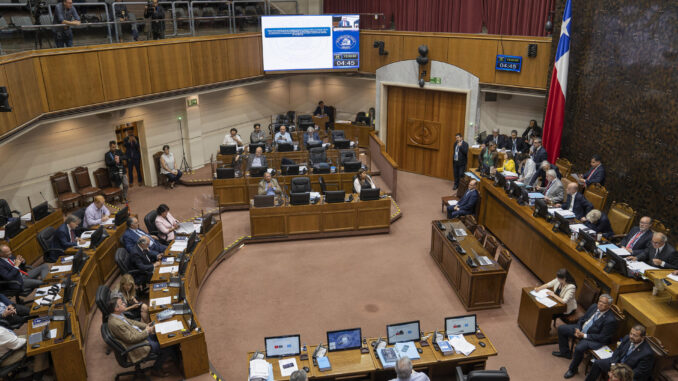 Fotografía de archivo de los miembros del Senado de Chile mientras participan en una sesión en Valparaíso (Chile). EFE/ Adriana Thomasa
