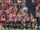 Los jugadores del Athletic celebran su primer gol, obra de Beñat Prados, durante el partido de LaLiga contra el Valencia este miércoles en el estadio de San Mamés. EFE/ Luis Tejido