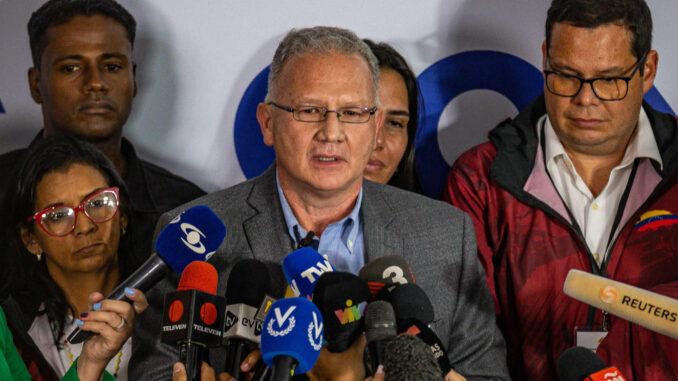 Fotografía de archivo en donde se ve al vocero de ConVzla Perkins Rocha. EFE/ Henry Chirinos
