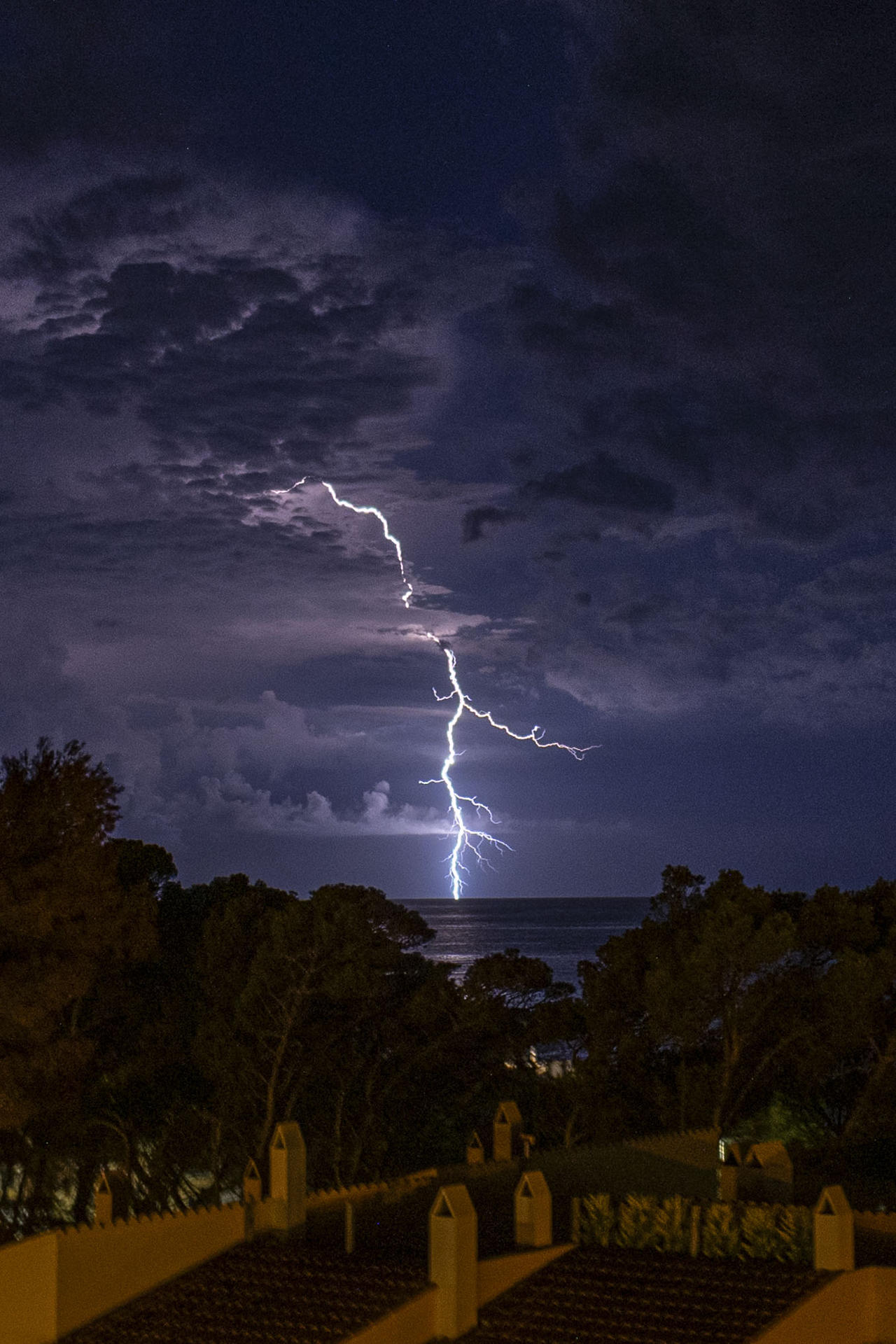 Tormenta eléctrica, esta madrugada en Andratx. EFE/ Cati Cladera
