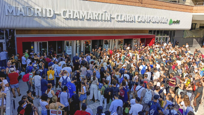 Numerosas personas se aglomeran junto a la entrada de la estación de Chamarín, en Madrid, este lunes. Una incidencia en un tren registrada en la tarde de este lunes ha provocado la interrupción durante dos horas y veinte minutos del servicio ferroviario de alta velocidad entre Madrid y Levante y ha sembrado el caos en dicha estación. EFE/ Laura Rincón
