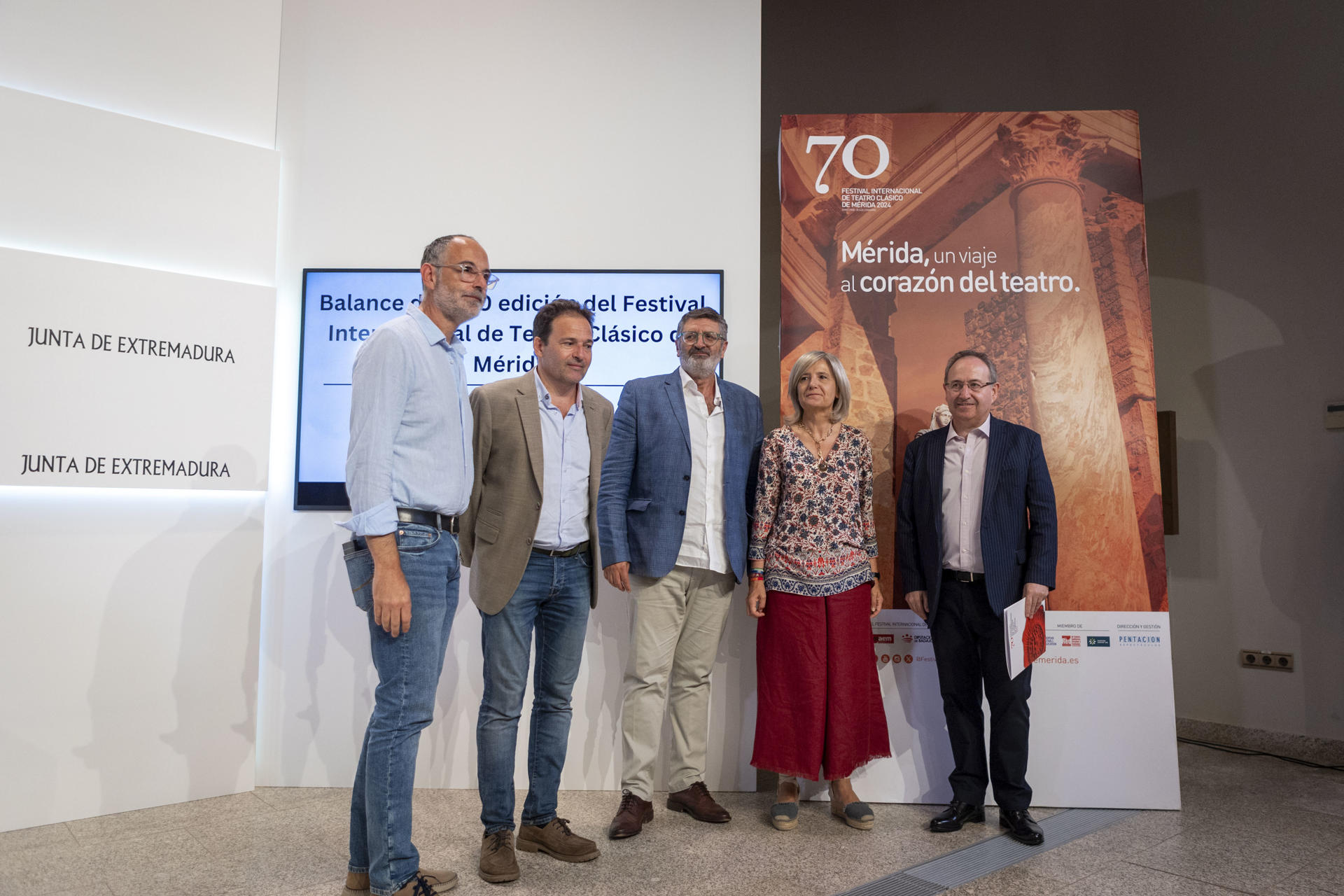 Rueda de prensa de balance final de la 70º edición del Festival Internacional de Teatro Clásico de Mérida por parte del director del festival,Jesús Cimarro; el gerente del Consorcio del Patronato del Festival, Pedro Blanco; la consejera de Cultura, Turismo, Jóvenes y Deportes, Victoria Bazaga; y el concejal delegado de Cultura, Antonio Vélez. EFE/ Jero Morales
