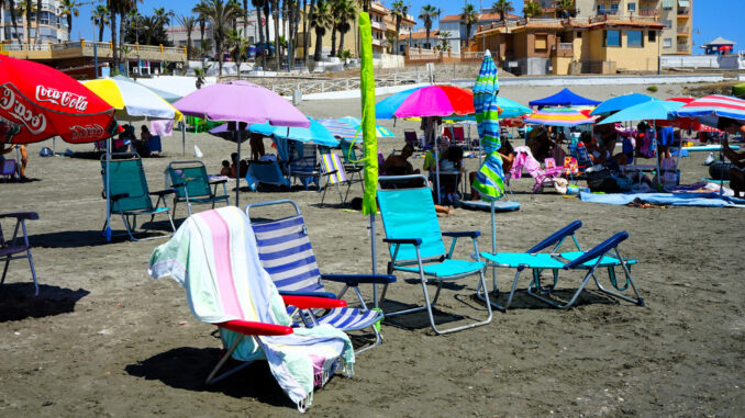 TORROX (MÁLAGA), 18/08/2024.- Tumbonas vacías y sombrillas plegadas en la playa de Torrox (Málaga), donde la Policía Local multa con hasta 300 euros a quien llega a la playa temprano para guardar sitio en primera línea y no regresan hasta que pasan muchas horas. Según ha informado a EFE el alcalde del municipio, Óscar Medina, esta medida ya ha afectado desde finales de julio a más de 50 personas, a quienes los agentes han requisado sus pertenencias. EFE/ María Alonso
