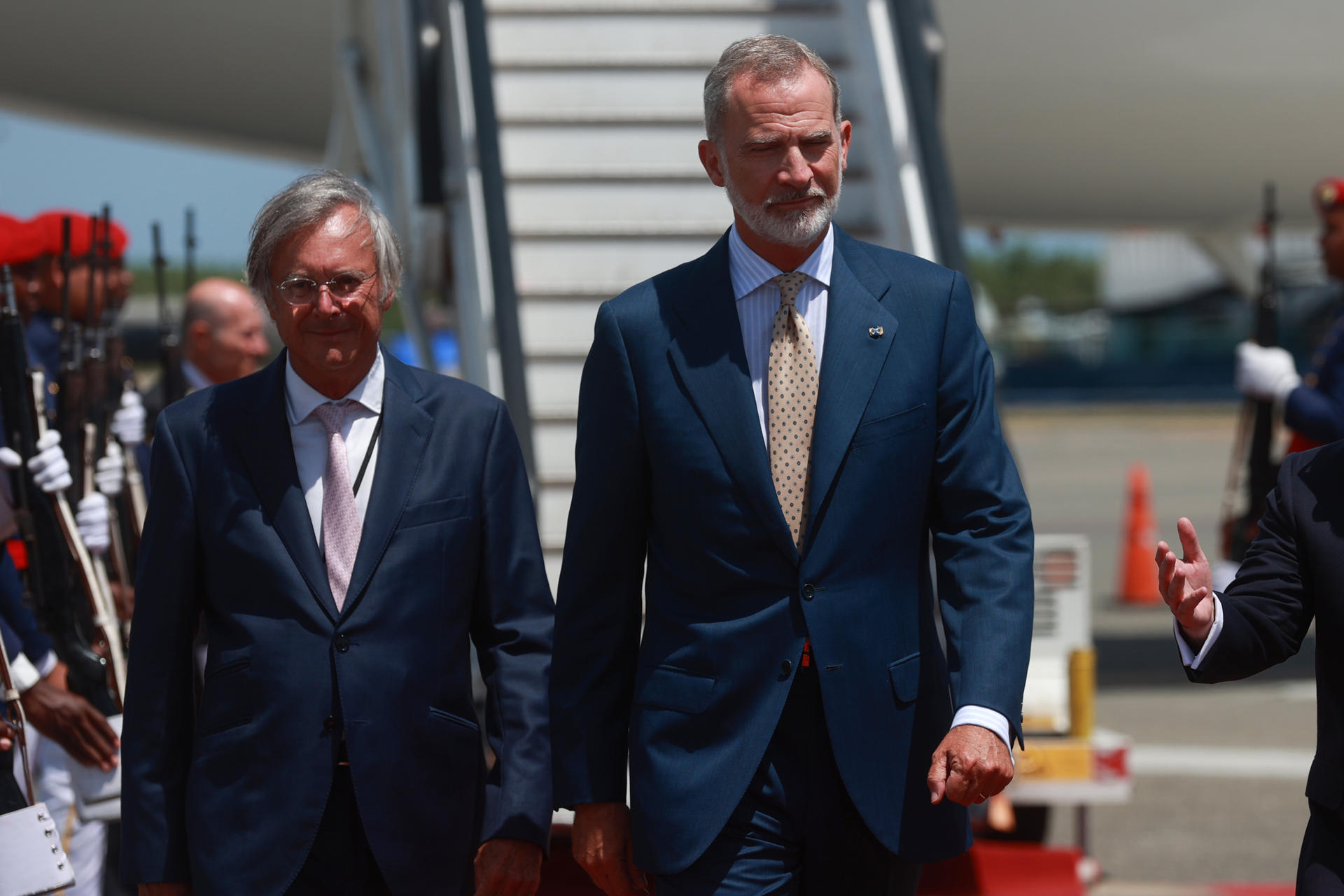 El rey Felipe VI (d) llega al aeropuerto Las Américas con motivo de la investidura para un segundo mandato del presidente de la República Dominicana LFeliuis Abinader este jueves, en Santo Domingo (República Dominicana). EFE/ Orlando Barria
