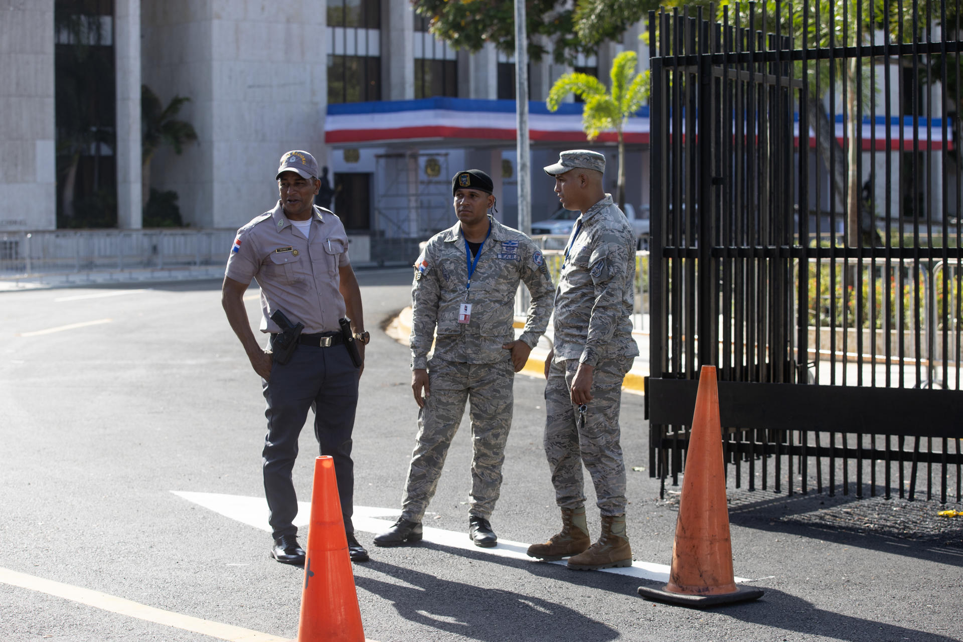 Integrantes del ejército dominicano vigilan afuera del Teatro Nacional este jueves, en Santo Domingo (República Dominicana).EFE/ Orlando Barría
