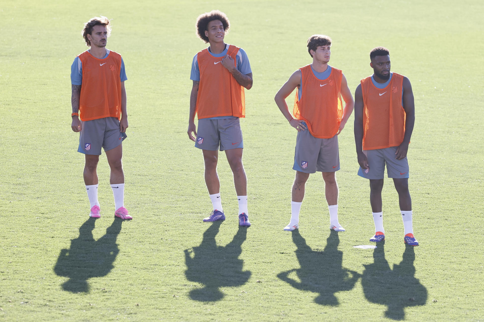 Griezmann, Witsel, Riquelme y Lemar, durante el entrenamiento. EFE/Fernando Alvarado
