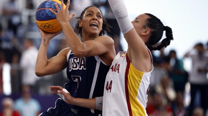 La estadounidense Cierra Burdick (i) y la española Gracia Alonso en la La Concorde en Paris, Francia. EFE/EPA/YOAN VALAT
