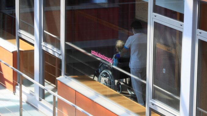 Foto de archivo de 2020 de una trabajadora de la Residencia Mirasierra de Madrid en el traslado de una residente . EFE/Fernando Alvarado
