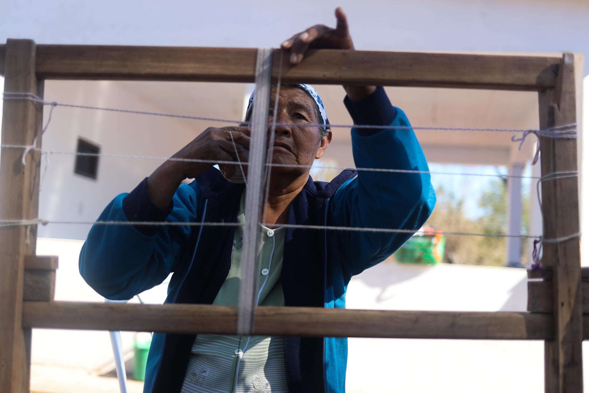 Una mujer guaraní hilando de telas, en Tentami (Bolivia). EFE/Luis Gandarillas
