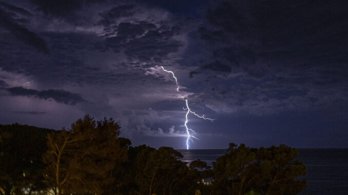 Tormenta eléctrica, esta madrugada en Andratx. EFE/ Cati Cladera
