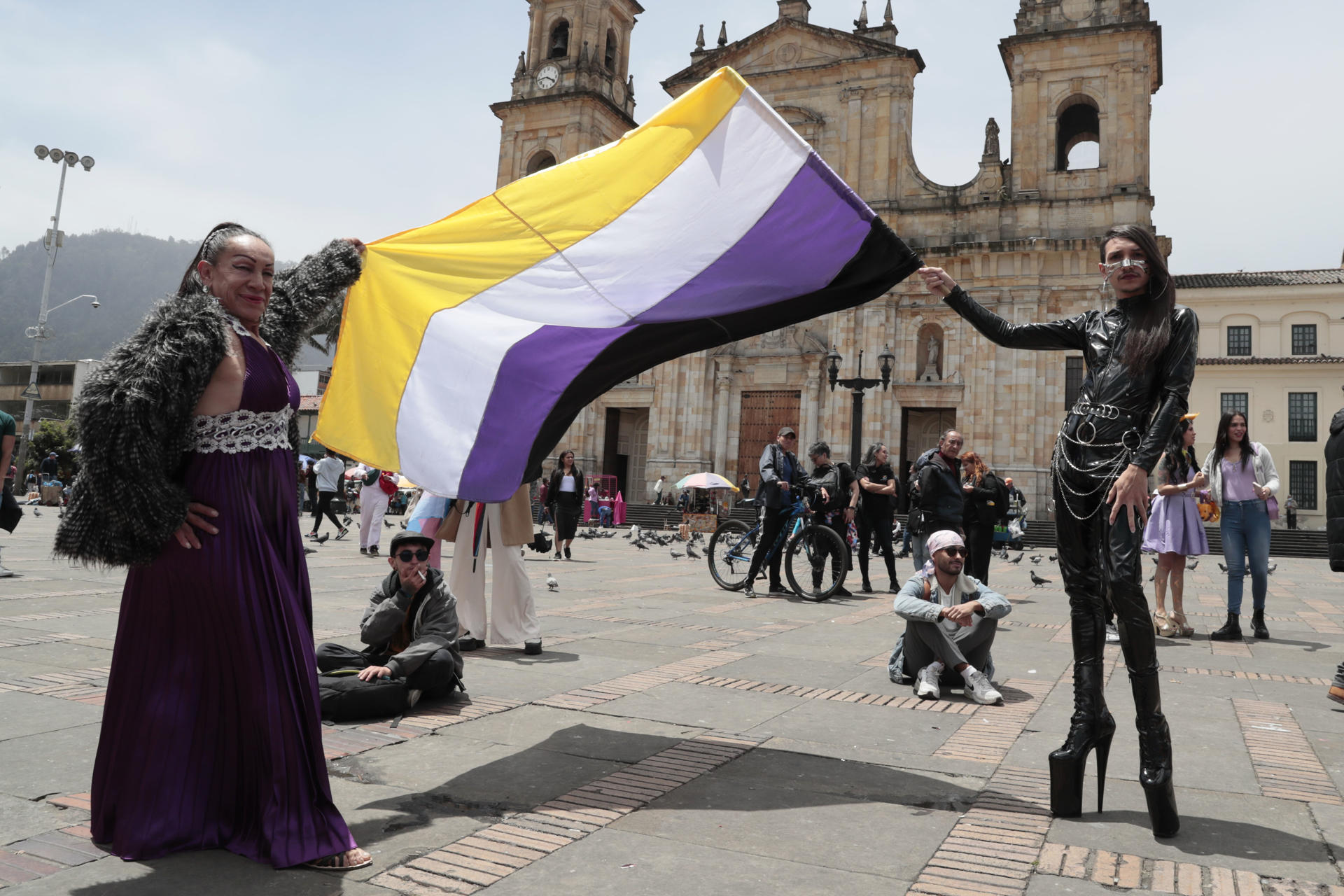 Integrantes de la comunidad LGTBI sostienen una bandera durante un evento este miércoles, en Bogotá (Colombia). EFE/ Carlos Ortega
