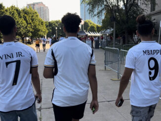 Aficionados del Real Madrid llegan al estadio con camisetas de Vinicius Jr y Mbappé este miércoles, en Chicago (EE.UU.). EFE/ Andrea Montolivo